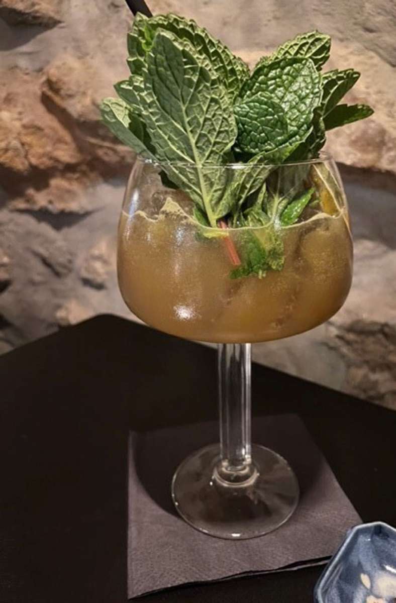 Beeindruckender Minzestrauß im Gin-Cocktail
