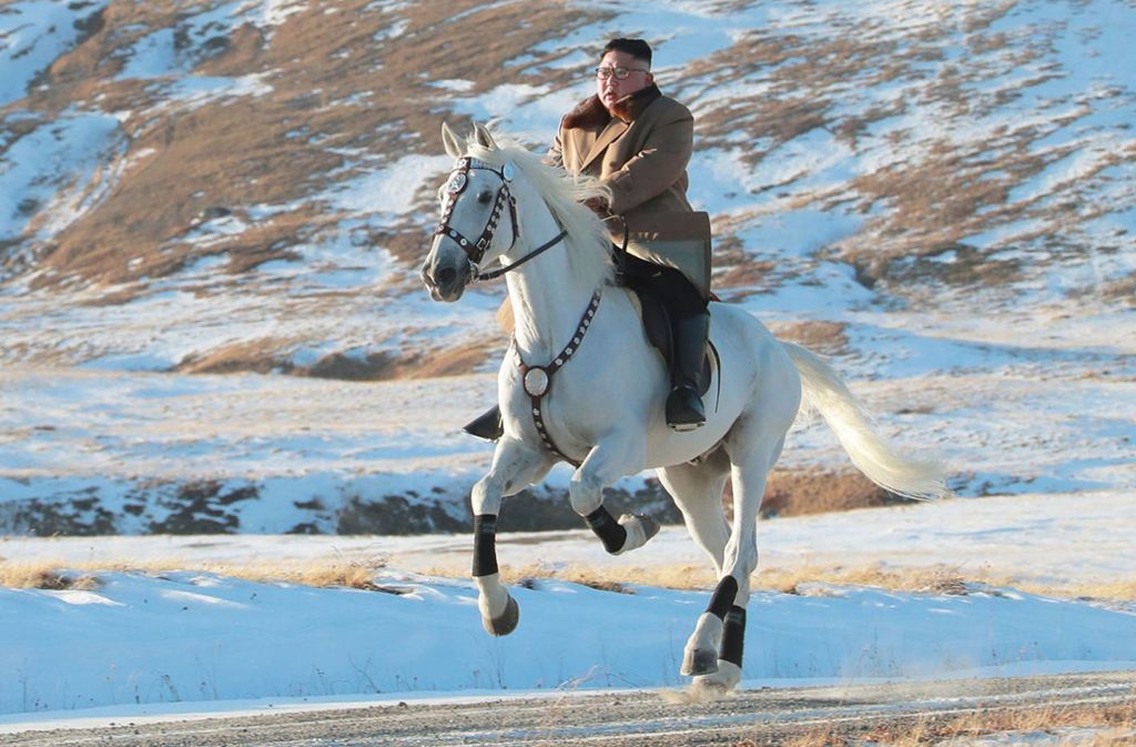 Kim Jong Un reitet auf einem weißen Pferd.