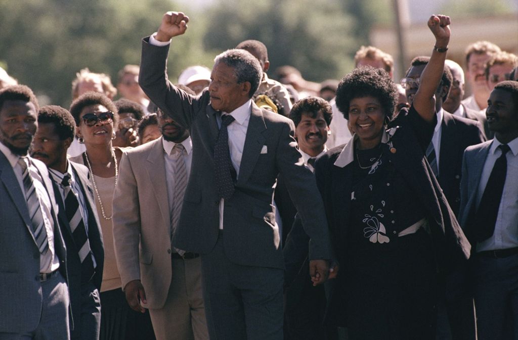 11. Februar 1990: Nelson Mandela verlässt nach 27 Jahren Haft das Victor Verster Prison bei Kapstadt.