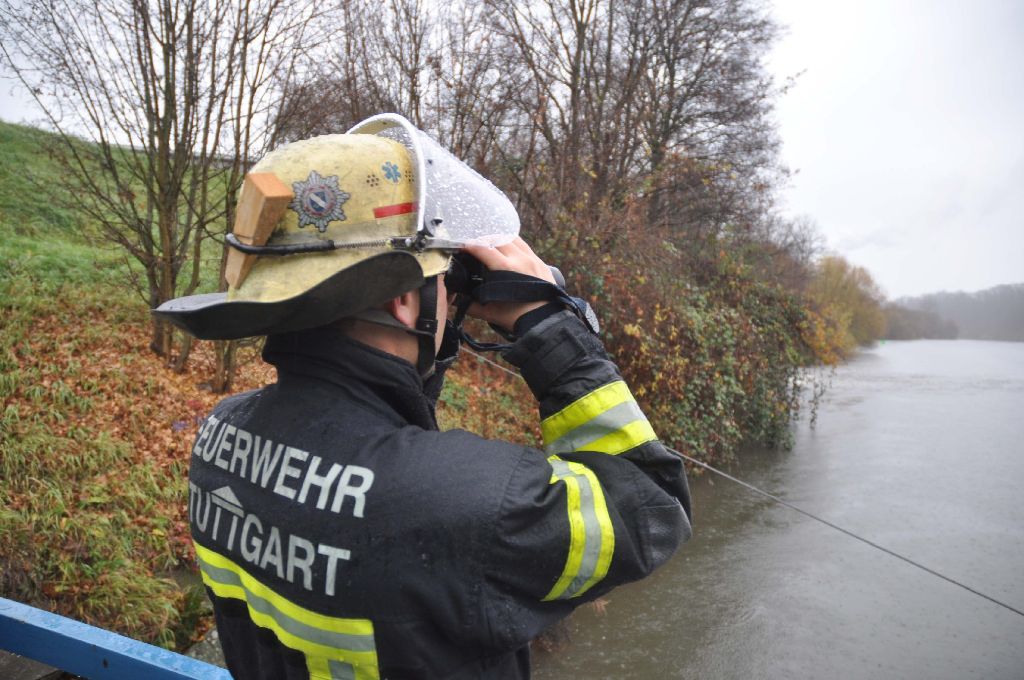 Mit Ferngläsern suchten Feuerwehrmänner zunächst das Wasser ab.