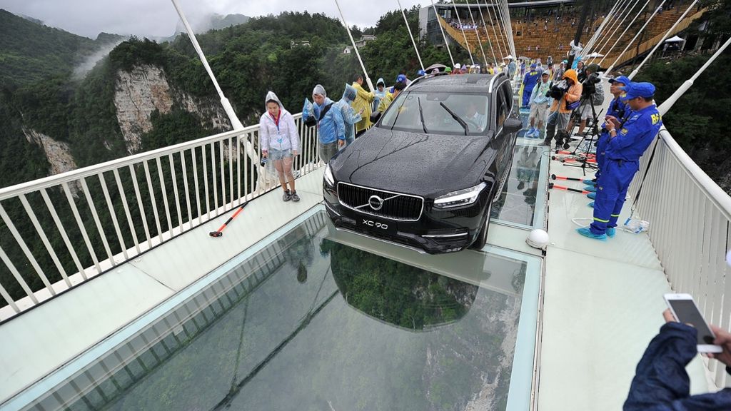 Längste Glasbodenbrücke der Welt: Härtetest mit Vorschlaghammer und SUV