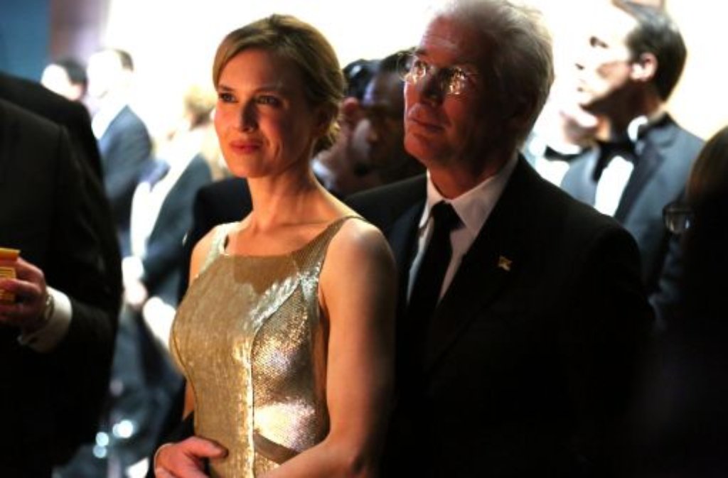 Renee Zellweger und Richard Gere beobachten das Oscar-Treiben von ihrem Platz hinter der Bühne.