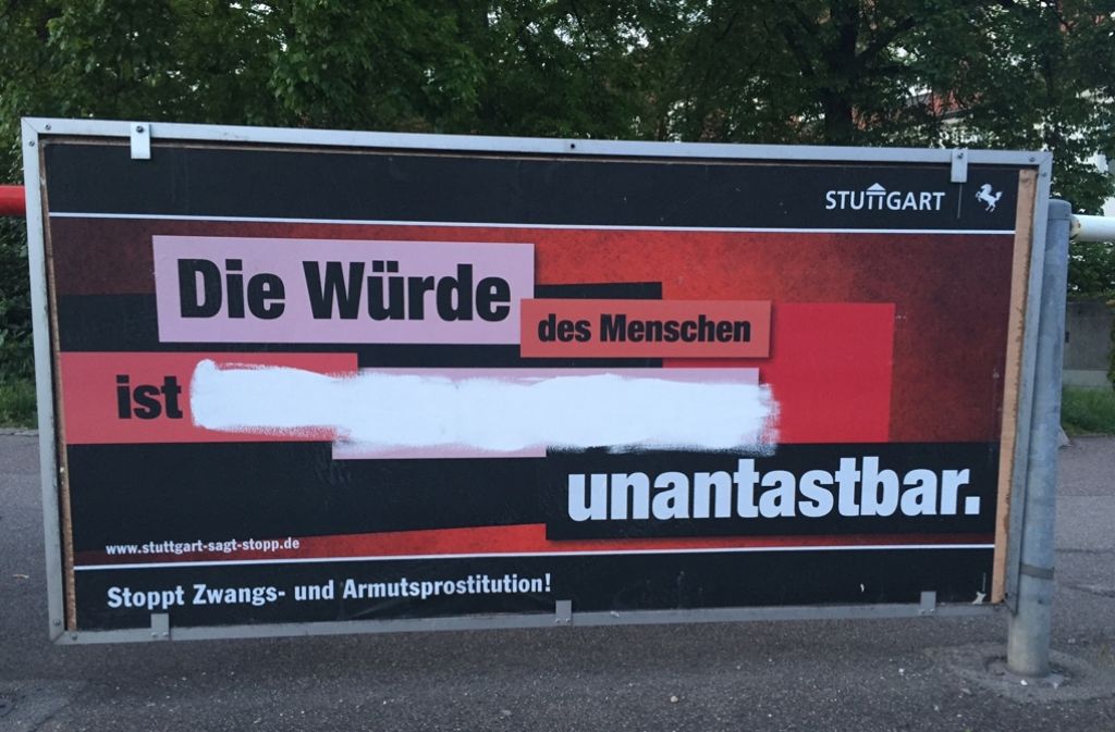 Einige Plakate der umstrittenen Aktion der Stadt wurden übermalt. Dieses steht an der Kreuzung Killesberghöhe.