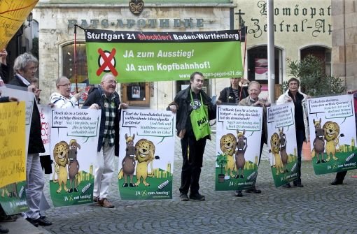 Aktivisten vor dem Esslinger Rathaus demonstrieren gegen den Esslinger Appell, der dazu aufruft, für das Bahnprojekt Stuttgart 21 zu stimmen. Foto: Pressefoto Horst Rudel