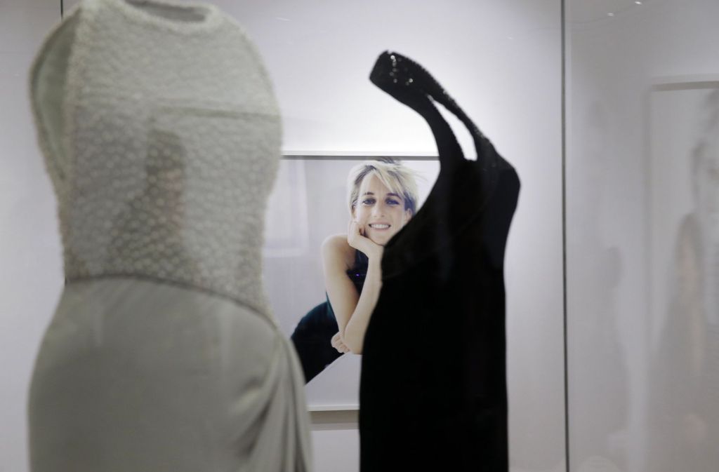 Eine Ausstellung in London zeigt die Outfits von Lady Di. Unsere Bildergalerie gibt Einblicke.