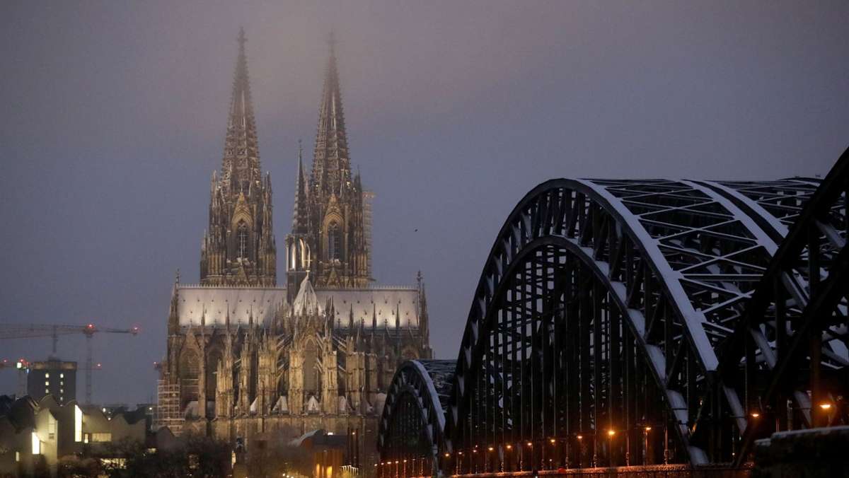 Großeinsatz beim Kölner Dom: 100 Einsatzkräfte wegen Nebel im Scheinwerferlicht