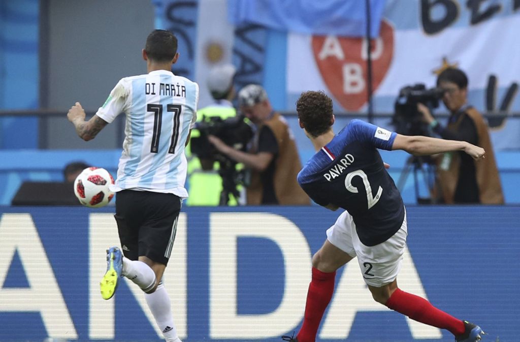 Die Sekunden vor dem vielleicht schönsten Tor der WM 2018. Benjamin Pavard vom VfB Stuttgart erzielt das 2:2 für Frankreich im Achtelfinale gegen Argentinien. Foto: AP
