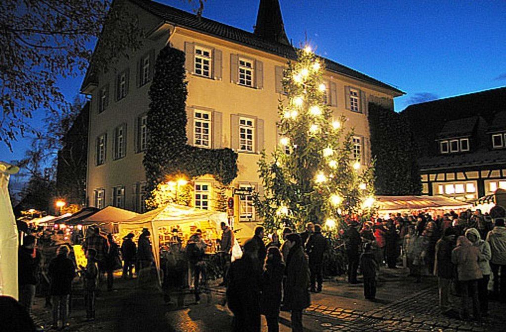 Die Sternlein prangen nicht nur auf dem Stuttgarter Weihnachtsmarkt rund um den Marktplatz. Auch durch die Stadtbezirke weht ein Hauch von Weihnachtsduft. Wie etwa vor dem Bezirksrathaus in Stuttgart-Möhringen, wo am Samstag, den 2. Dezember, von 11 bis 18 Uhr die Stände des karitativen Weihnachtsmarktes geöffnet sind.