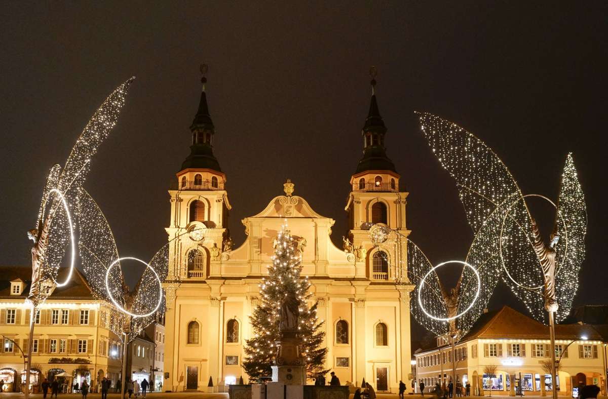 Ludwigsburg: Kein Weihnachtsmarkt, aber weihnachtlicher Lichterglanz auf dem Marktplatz.