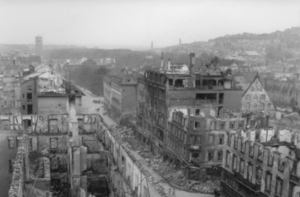 An der Königstraße ist der Krieg alles andere als spurlos vorübergegangen. Die meisten prunkvollen Fassaden aus dem 19. Jahrhundert sind zerstört.