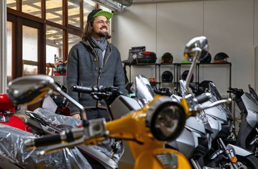 Oliver Buck bietet in Kernen elektrisch angetriebene Roller und Fahrräder in verschiedenen Modellen und Größen an Foto: Frank Eppler