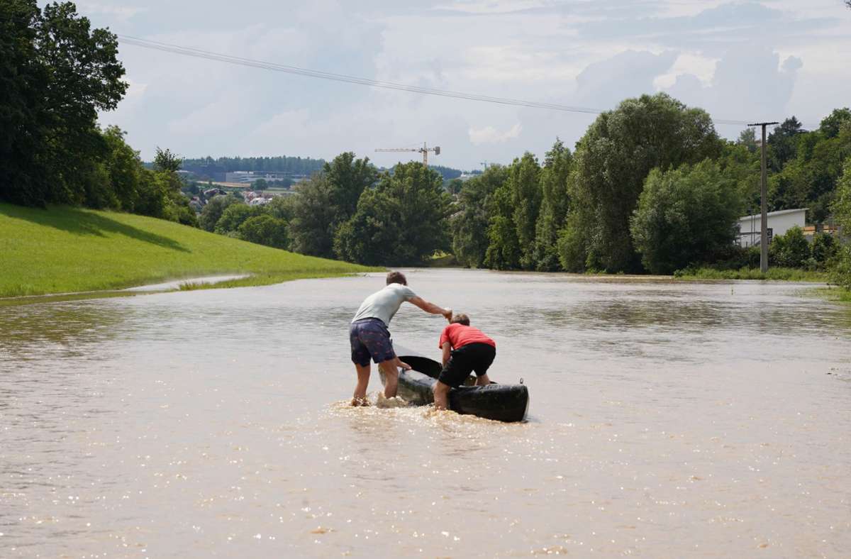 Manche Weissacher stiegen nach dem Unwetter auf das Kanu um. Foto: Andreas Rosar/Fotoagentur Stuttgart