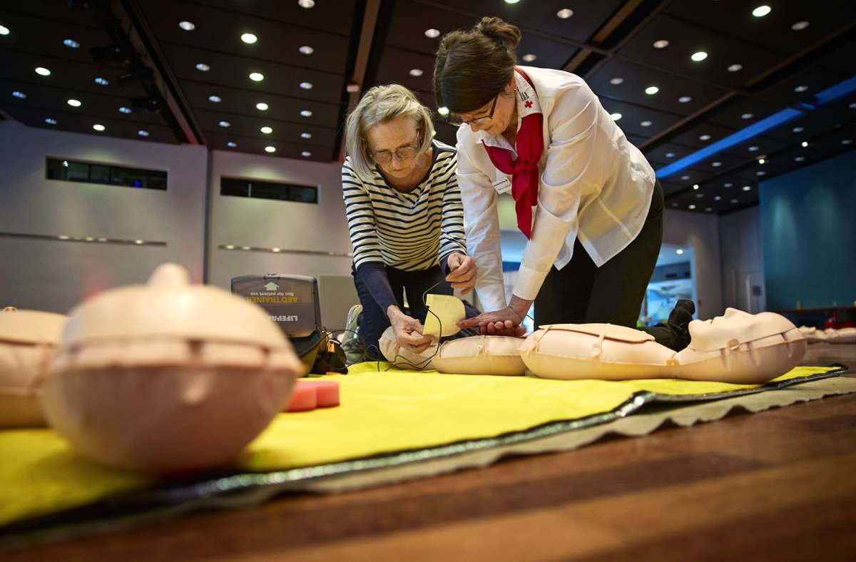 An 100 Puppen haben Helfer des Roten Kreuzes Besuchern in der Fellbacher Schwabenlandhalle gezeigt, was im Fall eines Herz-Kreislauf-Versagens zu tun ist.