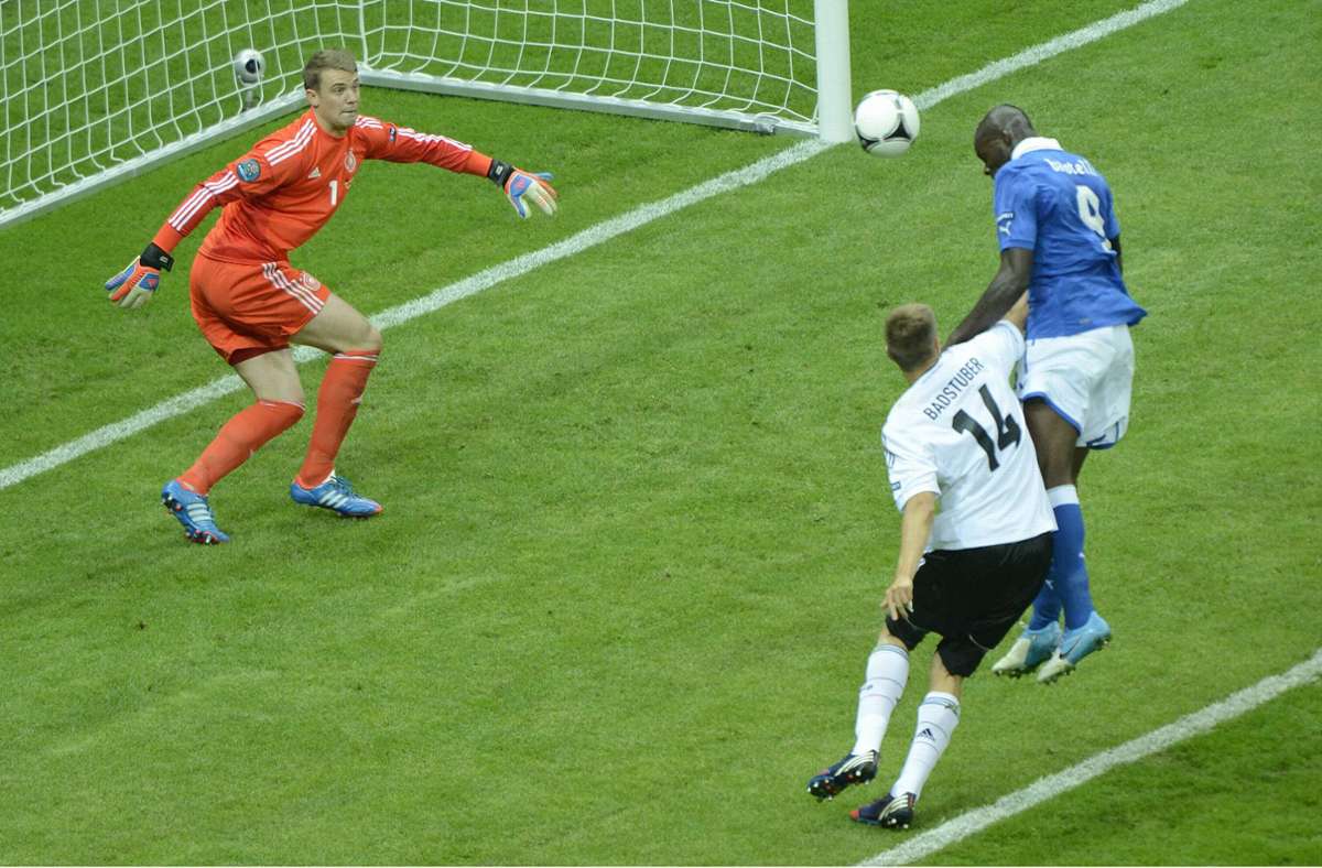 Die Deutschen Manuel Neuer (li.) und Holger Badstuber sind machtlos gegen den Kopfball der Kraftmaschine.