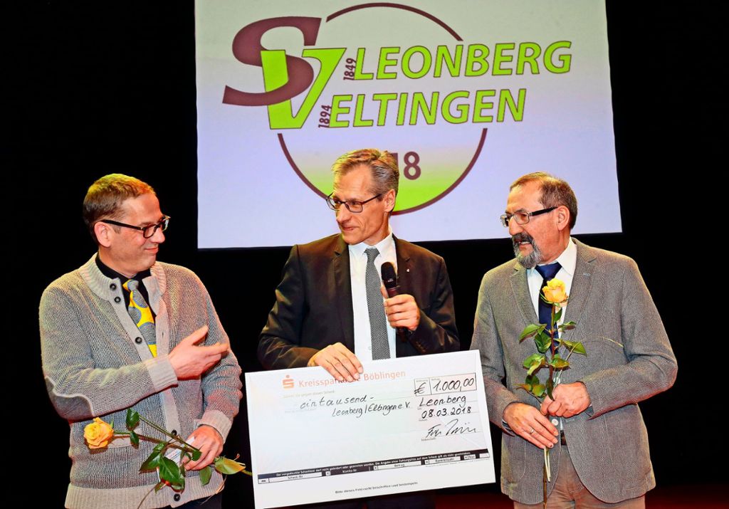 Stellvertretend für die Fusionsmacher des SV Leonberg/Eltingen nehmen Harald Hackert (links) und Manfred Buck den Sonderpreis der Kreissparkasse Böblingen aus den Händen von Frank Diedrich, Chef der Kreissparkasse Direktion Leonberg, entgegen.