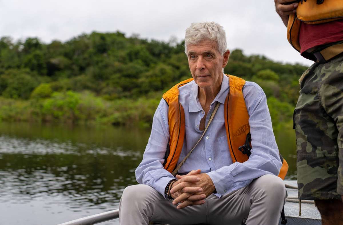 Bernard Ramus ist der Eigner des Flusskreuzfahrtschiffes. Der Franzose hat Jahre gebraucht, um ein Vertrauensverhältnis zu den Einheimischen aufzubauen. Er möchte seinen Gästen nicht nur den brasilianischen Regenwald zeigen, sondern auch Begegnungen mit den dort lebenden Menschen und Tieren ermöglichen.