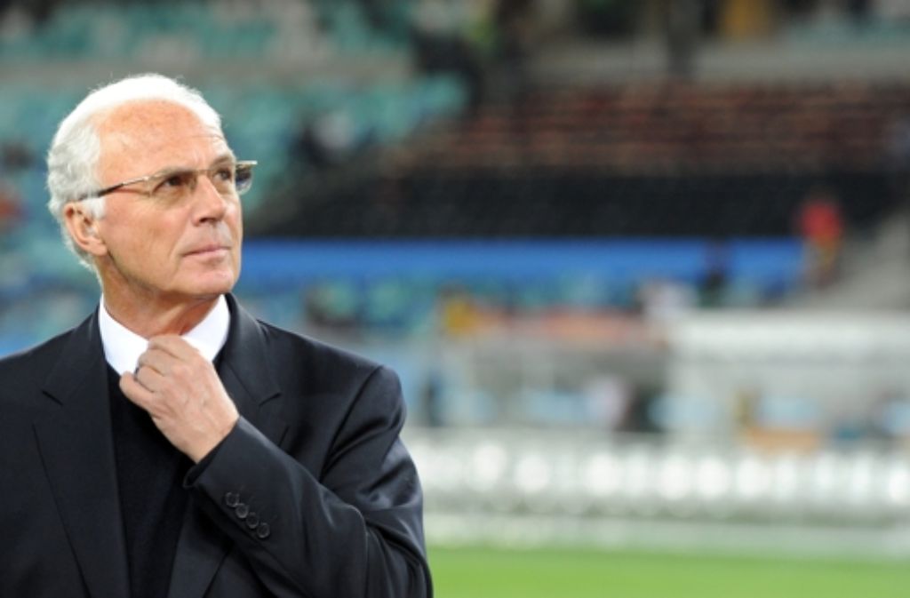 Für Franz Beckenbauer wird es eng. Er habe vor der WM 2006 einen brisanten Vertragsentwurf unterschrieben. Foto: dpa