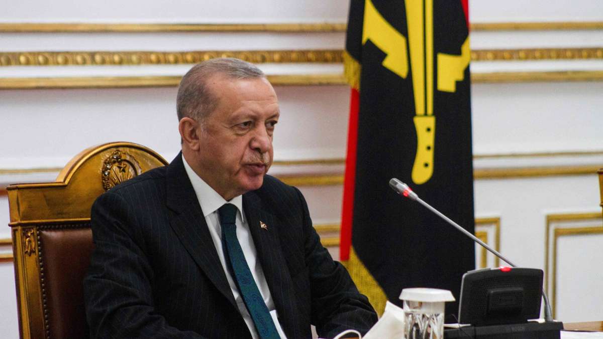  Eklat in den Beziehungen zur Türkei: Präsident Erdogan erklärt Diplomaten aus zehn Ländern zu unerwünschten Personen. Darunter: der deutsche Botschafter. Hintergrund ist deren Einsatz für einen inhaftierten Kulturförderer. 