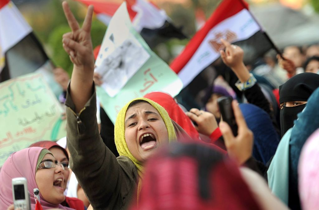 2. Arabischer Frühling – das ist der Sammelbegriff für die Aufstände in der arabischen Welt seit 2010. Ein zentraler Ort des Protests ist der Tahrir-Platz in Kairo. Hunderttausende kommen hier zusammen, um für Demokratie und Gerechtigkeit zu demonstrieren. Oftmals stehen Frauen mit in der ersten Reihe.