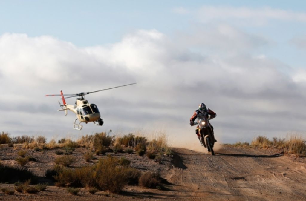 Sieht aus wie eine Verfolgungsjagd aus einem Action-Film: Ein TV-Helikopter ist einem Motocrossfahrer auf den Fersen.
