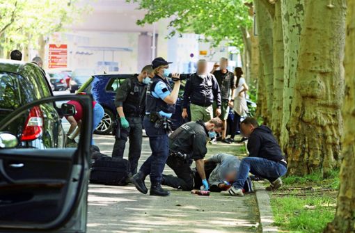 Bei Ausschreitungen während der Corona-Demonstration im Mai in Stuttgart gingen mehrere Menschen zu Boden. Foto: Andreas Rosar Fotoagentur-Stuttgart