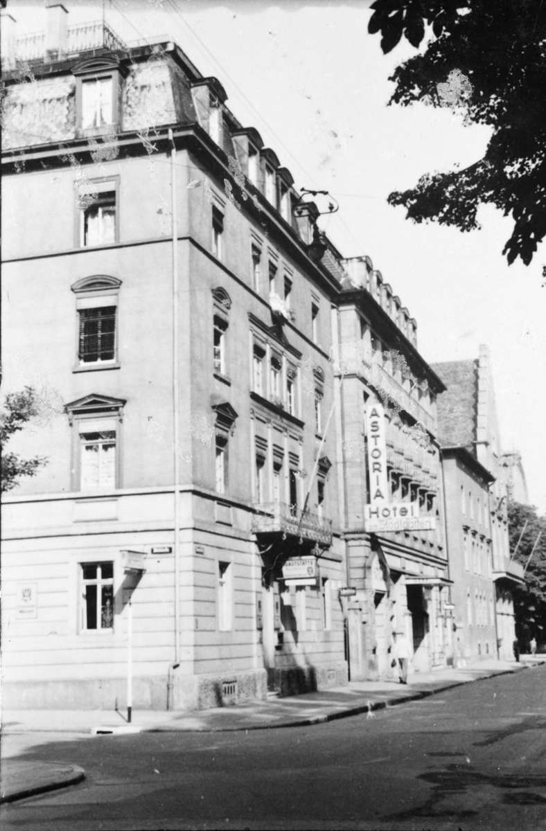 ... an die Ecke Kanzlei-/Breitscheidstraße. Wo 1942 das „Astoria Hotel am Stadtgarten“ Gäste empfing, befindet sich heute ein mit Sichtbeton errichtetes Hörsaalgebäude der Uni Stuttgart.