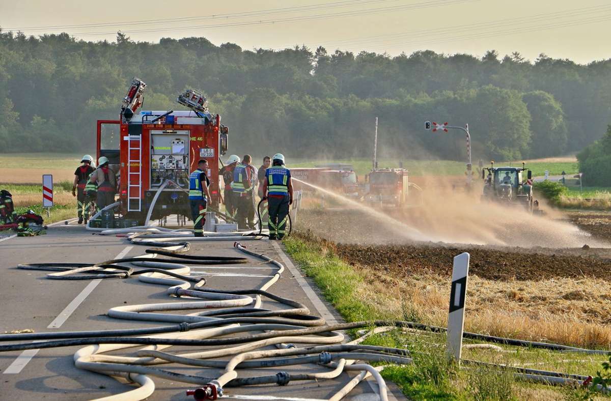 Gegen 19 Uhr wurde der Feuerwehr gemeldet, dass bei Hemmingen ein Acker brennt.