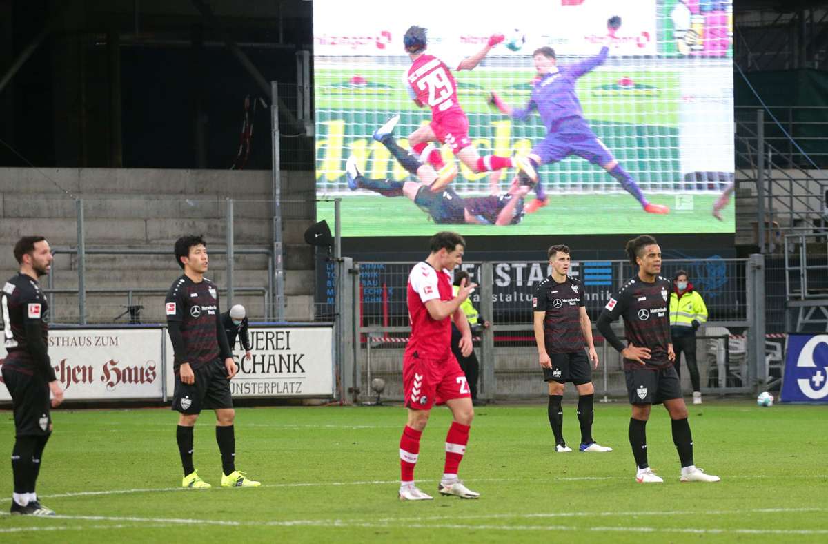 Enttäuschte VfB-Spieler nach dem die Freiburger den Spielstand gedreht haben.