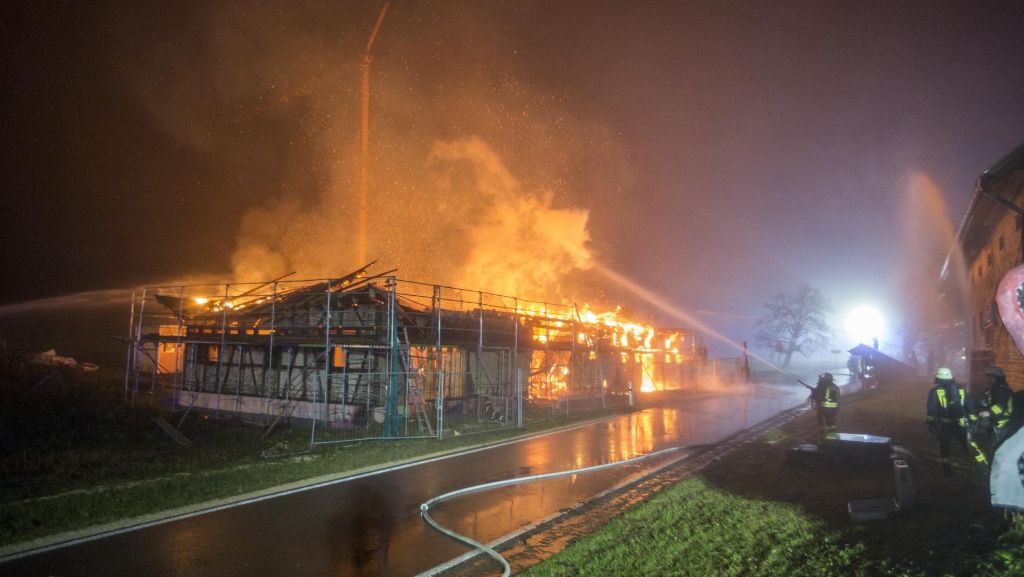 Ochsenwang im Kreis Esslingen: Denkmalgeschützter Schafstall steht in Flammen
