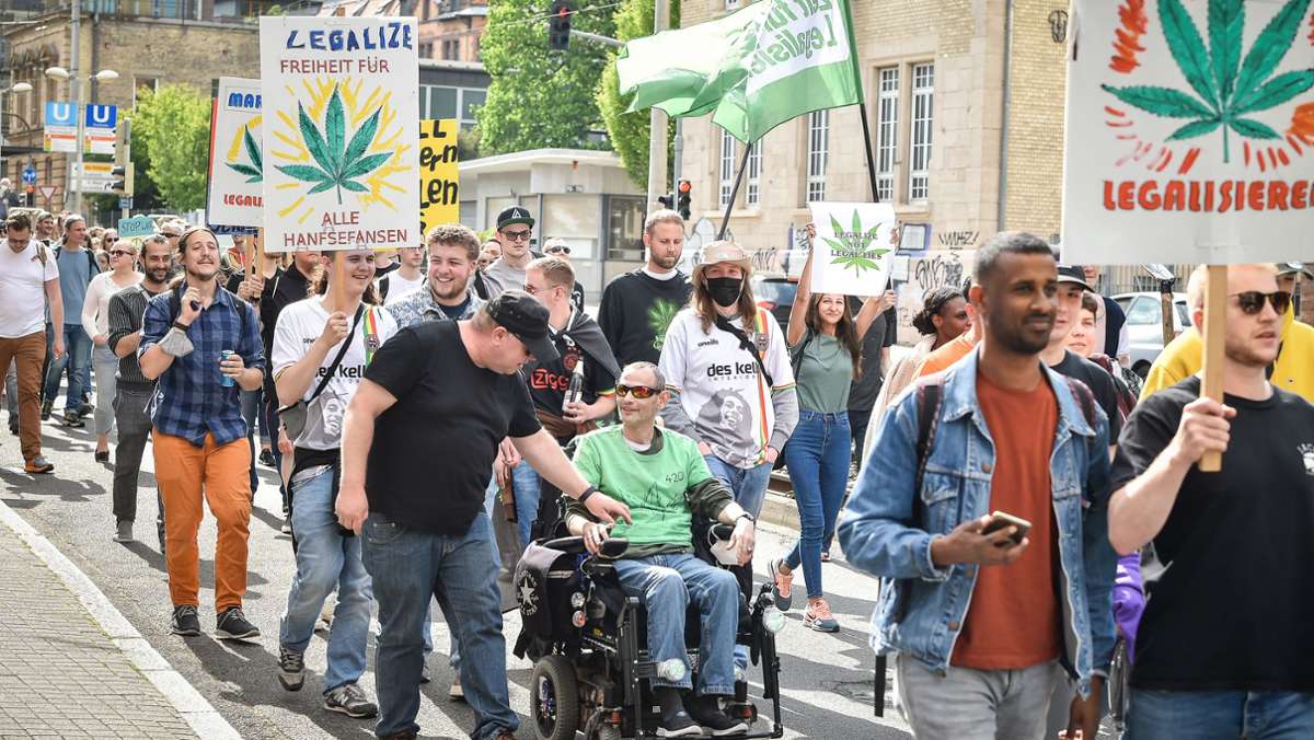 Demo in Stuttgart: Aktivisten fordern schnelle Legalisierung von Cannabis