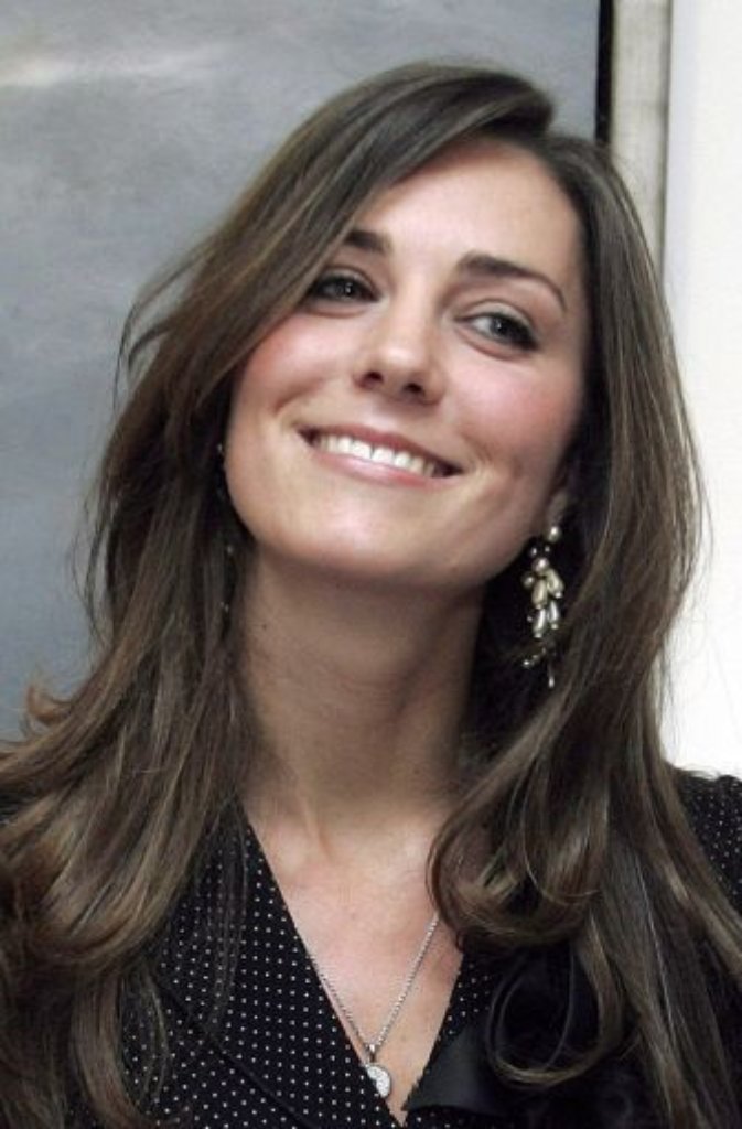 Während ihres Studiums an der britischen Eliteuniversität St. Andrews in Schottland lernt Kate Middleton 2002 Prinz William kennen. Während viele ihrer Kommilitoninnen nur darauf warten, William kennenzulernen, geht Kate dem Prinzen eher aus dem Weg. Die Taktik, wenn es denn eine ist, geht auf: Kate und William werden Freunde, Mitbewohner - und schließlich ein Paar.