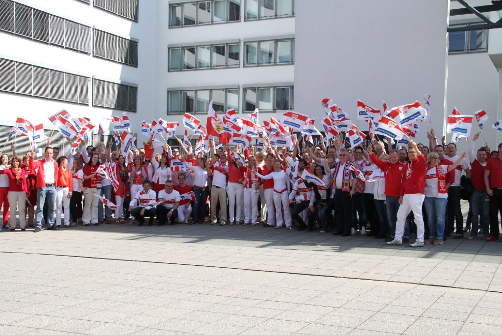 Auch die Mitarbeiter der Mercedes-Benz Bank haben ihr Herz für weiß-rot gezeigt: Unsere Belegschaft steht fest zum VfB - auch in schweren Zeiten!