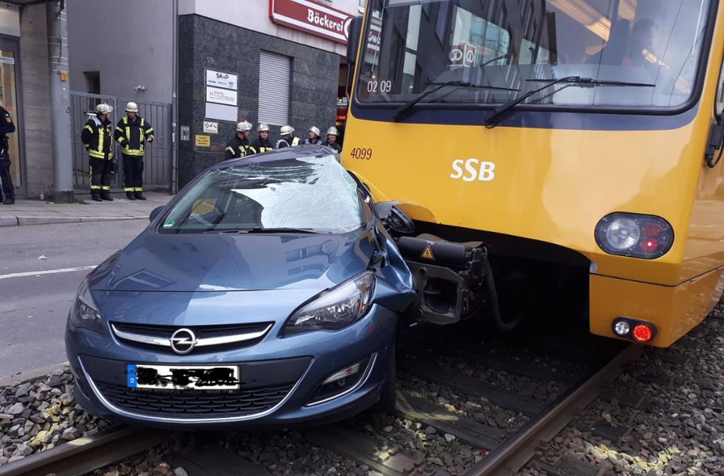 Bei einem Unfall in Stuttgart West sind ein Pkw und eine Stadtbahn der Linie U2 beschädigt worden.