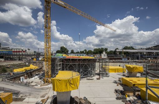 Auf der Baustelle des Tiefbahnhofs entstehen die ersten Dachstützen. Foto: Lichtgut/Leif Piechowski