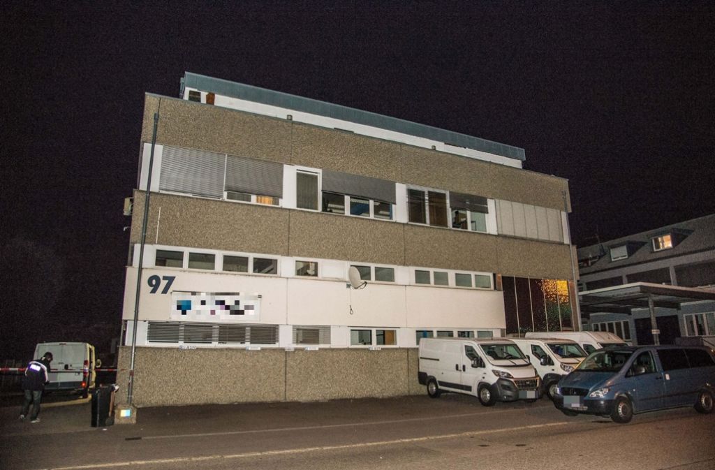Zwei Schmuck-Kuriere sind vor einem Firmengebäude in Esslingen überfallen worden.