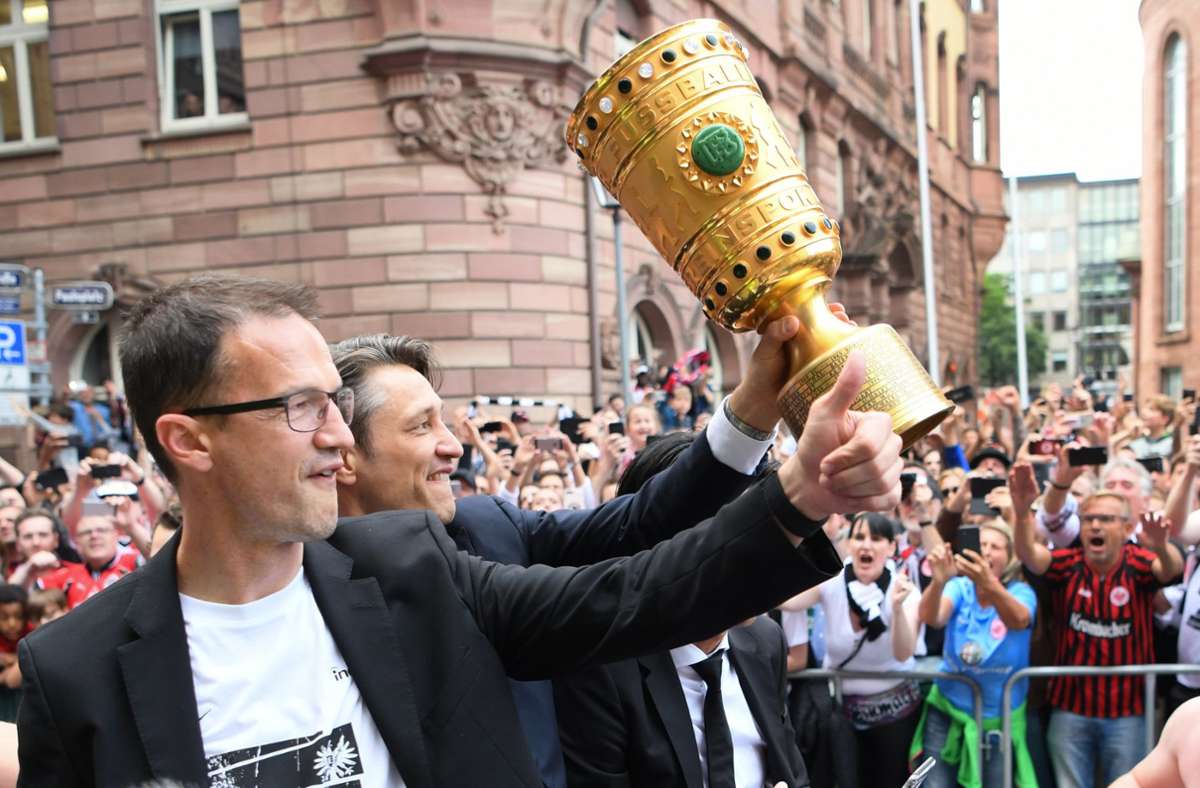 Ein erfolgreiches Duo: Sportchef Fredi Bobic (li.) und Trainer Niko Kovac präsentieren den Eintracht-Fans beim Empfang in Frankfurt den Pokal.