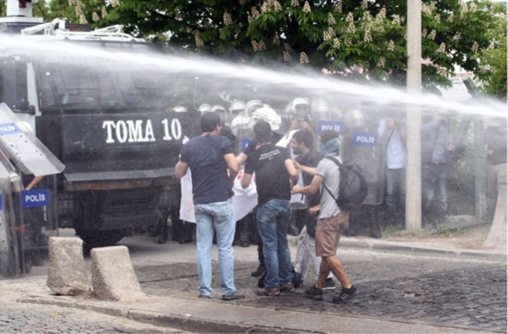 In Ankara hat die Polizei Wasserwerfer gegen Demonstranten eingesetzt.