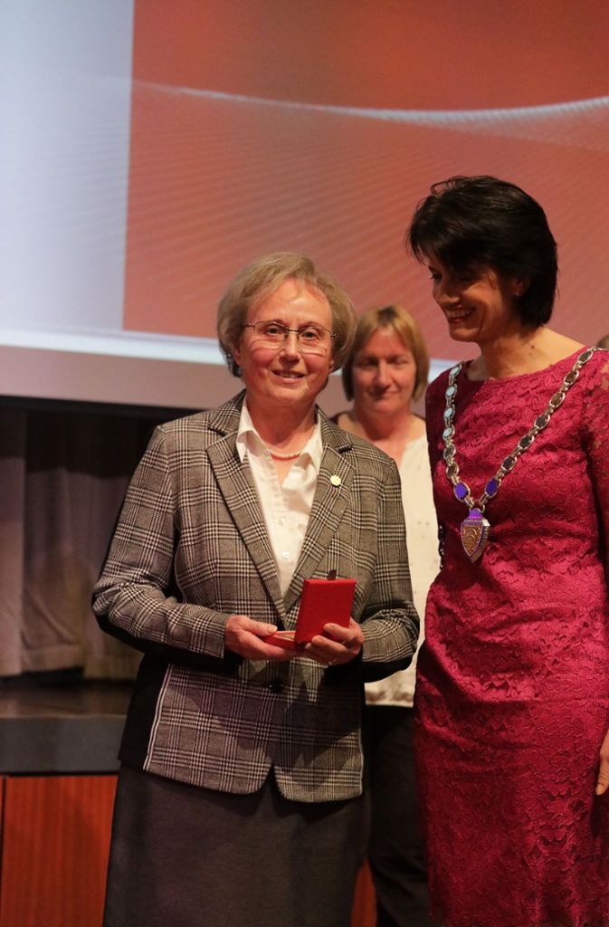 Gisela Klebert bekommt von OB Gabriele Zull die Ehrenplakette der Stadt Fellbach verliehen.