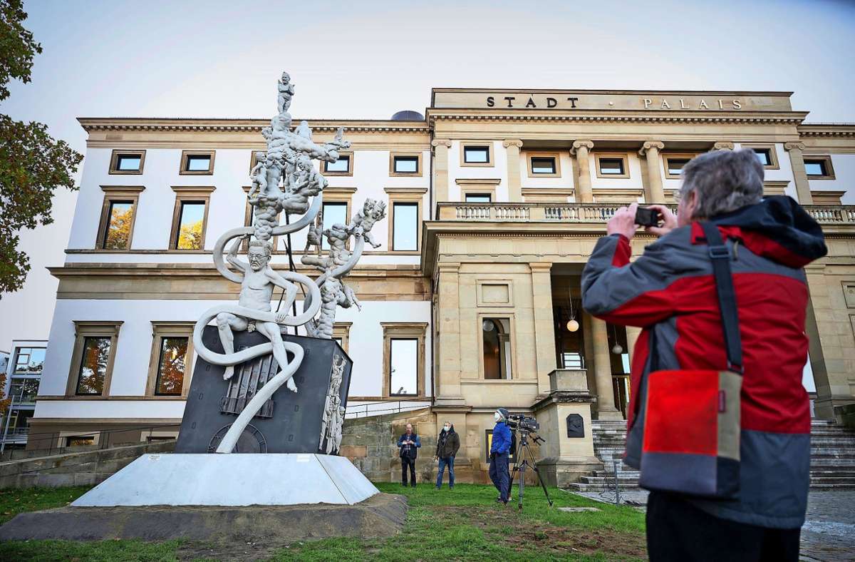 Bis März steht die Skulptur des Künstlers Peter Lenk vor dem Stadtpalais in Stuttgart. Foto: dpa/Gollnow
