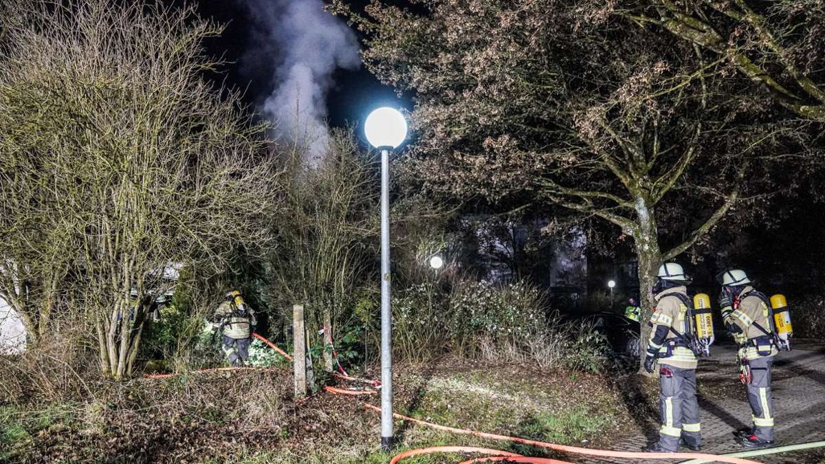 Das Feuer von Montag reiht sich in Serie ein: Erneut  Brand in Reichenbach – Polizei sucht Verdächtigen  mit   Hubschrauber