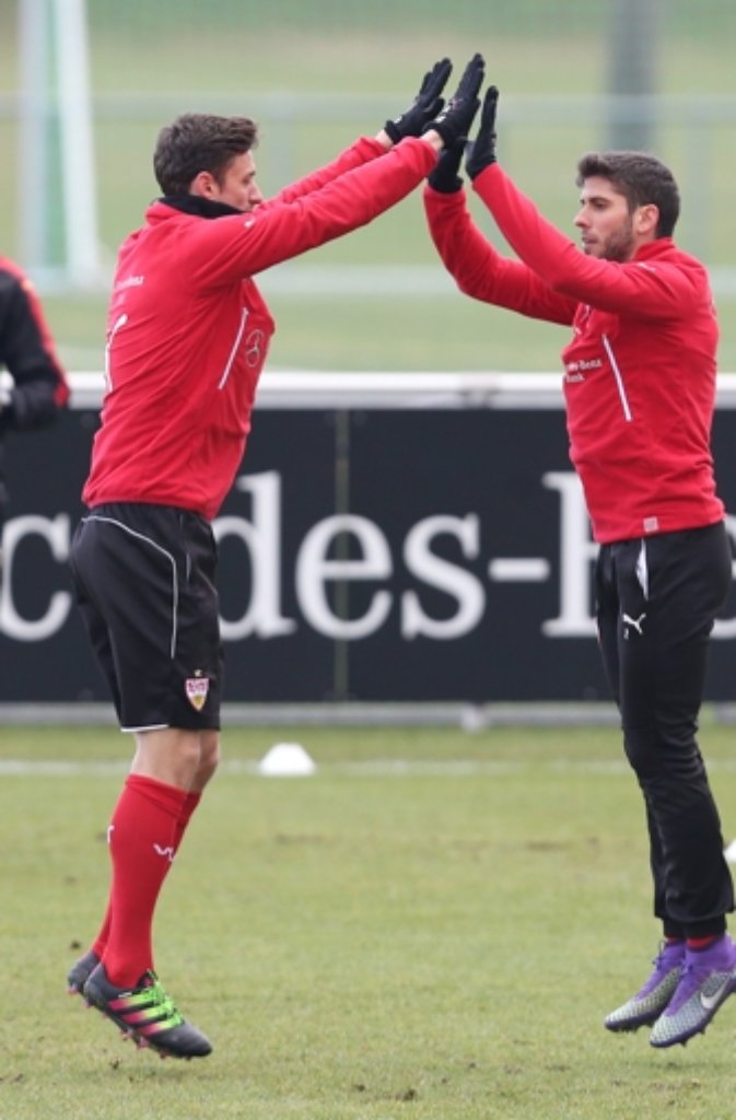 Abklatschen fürs Team: VfB Kapitän Christian Gentner (links) beim Training mit Emiliano Insua.