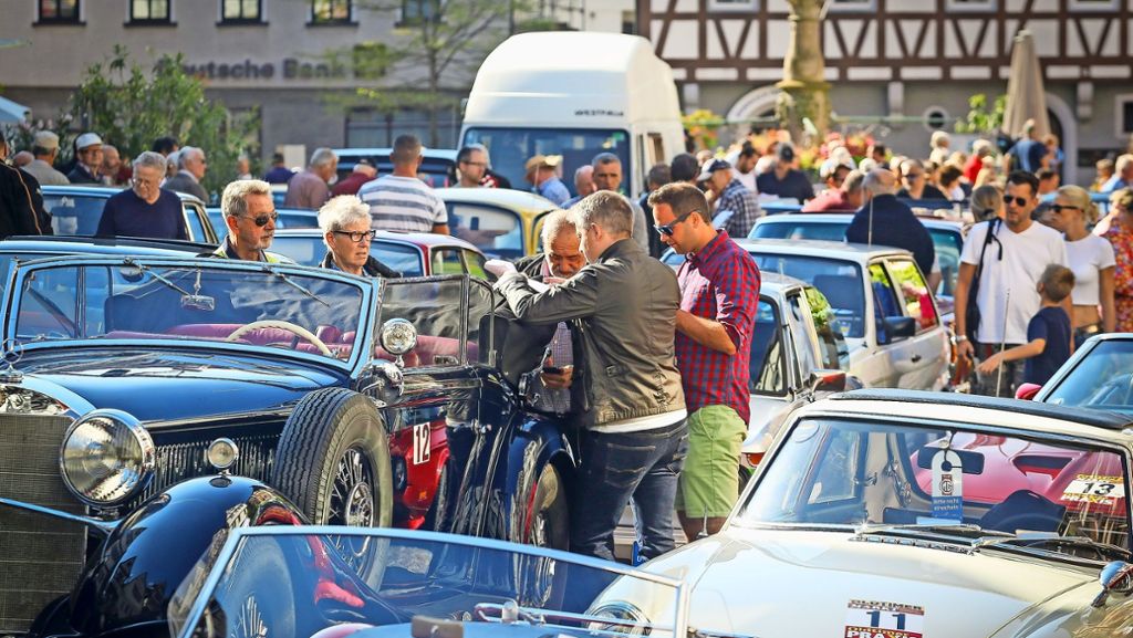 Verkaufsoffener Sonntag in Leonberg: Die Angebetete gibt im Porsche ihr Jawort