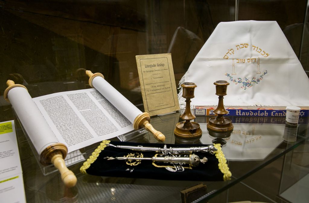 Die Ausstellung beleuchtet wichtige Bräuche des Judentums.