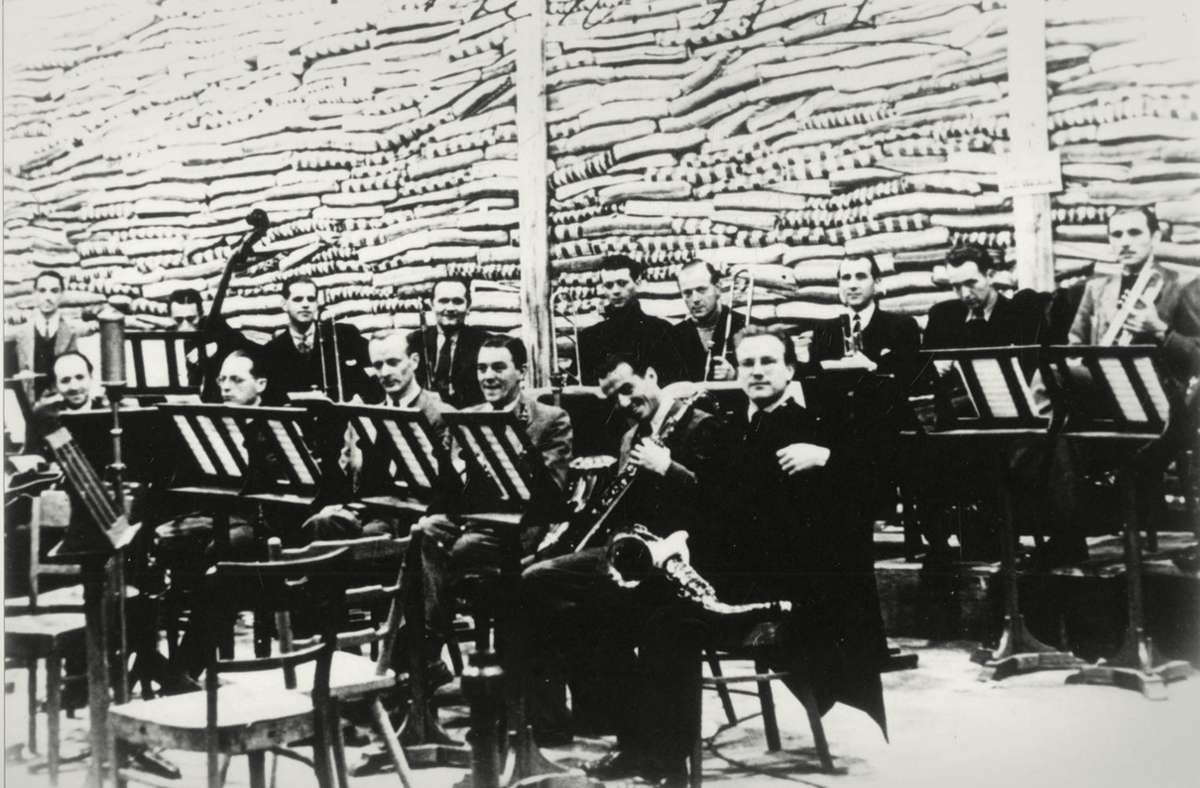 Charlie and his Orchestra haben erst in Berlin, seit 1943 in Stuttgart Jazzsongs eingespielt – allerdings mit umgearbeiteten Strophen. Das Orchester war ein Projekt von ...