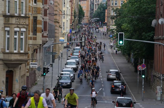 Critical Mass in Stuttgart: Hunderte Radlerinnen und Radler unterwegs in der City