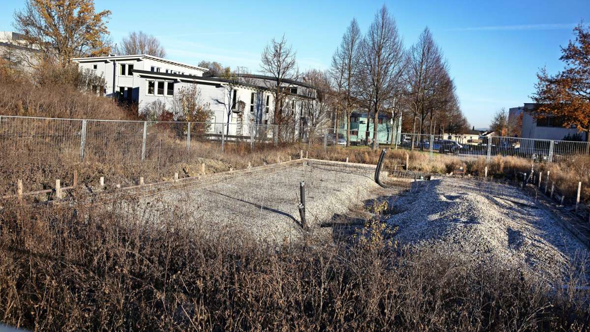  Die Bodenplatte eines der geplanten Flüchtlingshäuser in der Albstraße muss die Gemeinde Neuhausenzurückbauen. Vor dem Verwaltungsgericht gab es mit dem betroffenen Nachbarn einen Vergleich. 