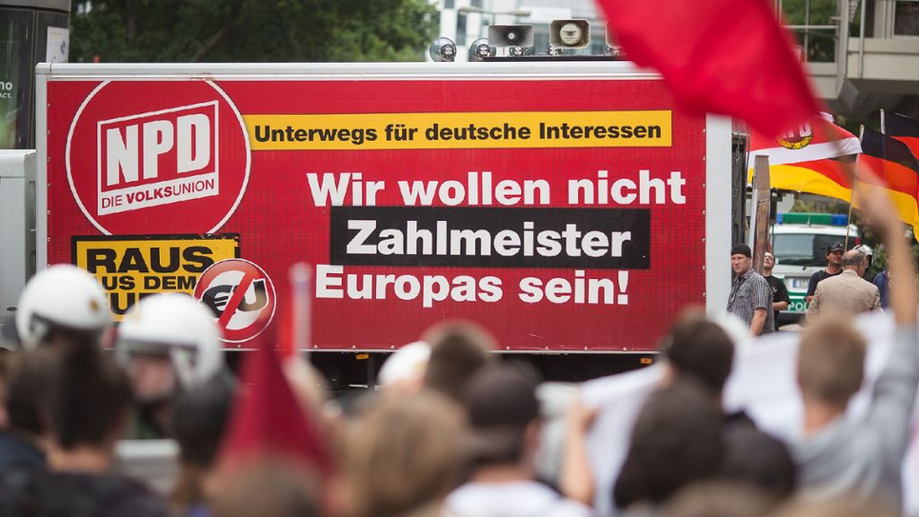 Polizeieinsatz: Demo gegen NPD-Aktion in Stuttgart
