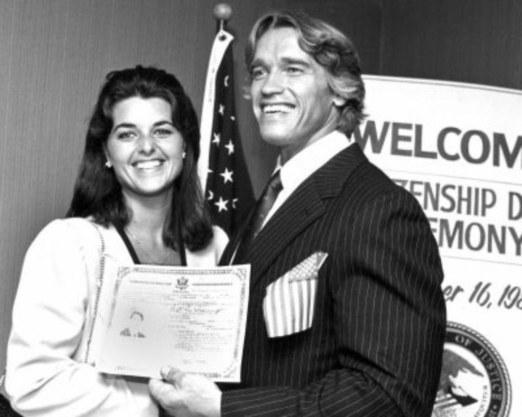 Zusammen mit seiner damaligen Freundin und späteren Frau Maria Shriver zeigt Arnie 1983 stolz seine Einbürgerunsurkunde in Los Angeles.