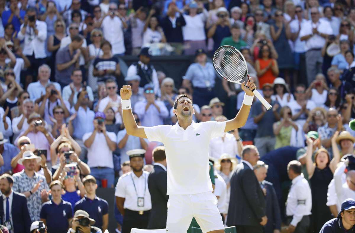 Nach der Trennung von Becker wirft eine Ellbogenverletzung Djokovic 2017 zurück. Auch zu Beginn 2018 beeinträchtigt ihn der Ellbogen noch, es gibt eine Operation. Rechtzeitig zum Grand-Slam-Turnier in Wimbledon ist er wieder da und kann dort im Finale seinen ersten Grand-Slam-Titel seit 2016 gewinnen.