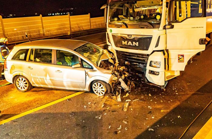 Betrunkener Falschfahrer kracht in Lastwagen – schwer verletzt
